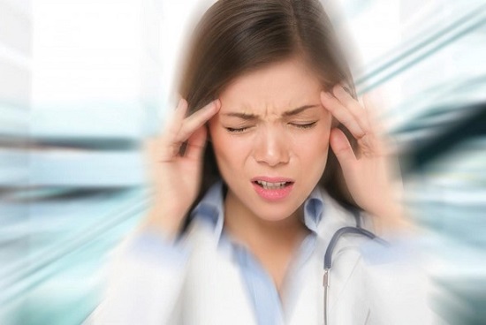 Шум в голове, который часто появляется, не только влияет на работоспособность и умственные способности