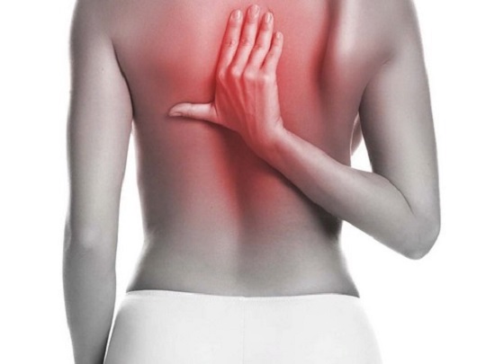 Спина может болеть как из-за чрезмерных физических нагрузок, так и из-за гиподинамии